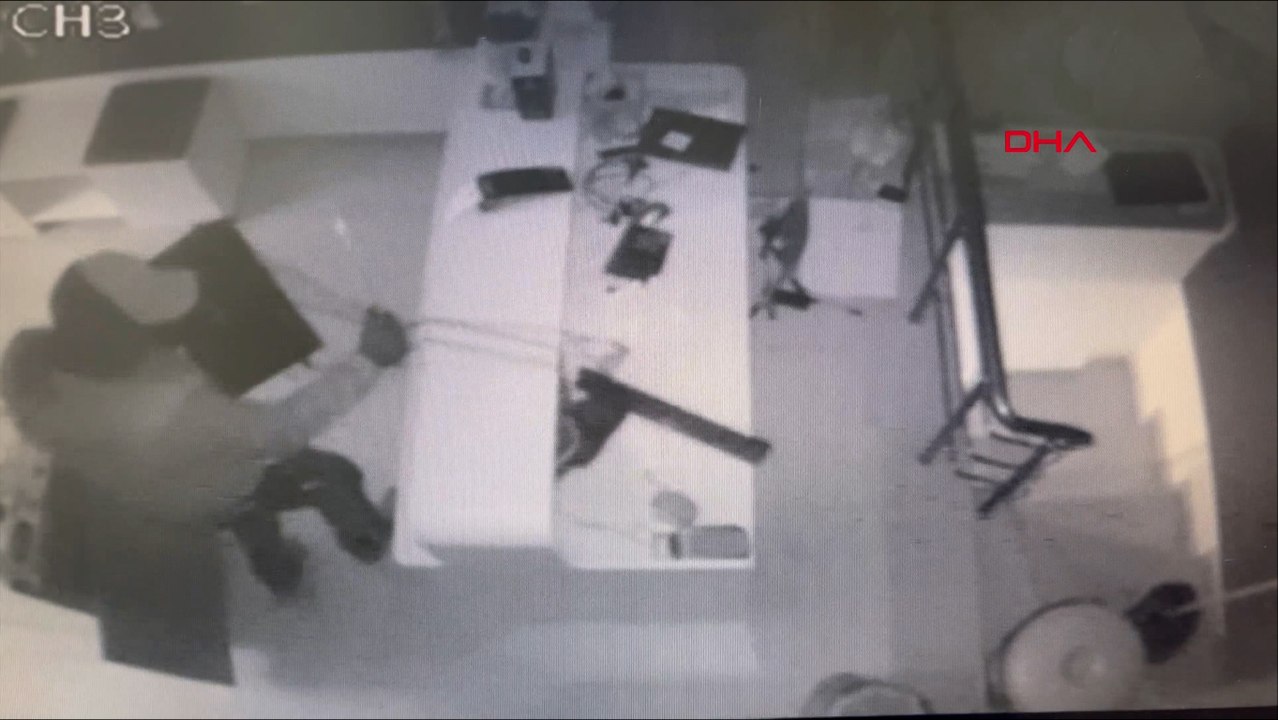 Sultangazi'de kepengi kırıp girdiler, telefonları çalıp kaçtılar