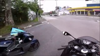 Ce motard se lance dans une course avec un autre biker mais va être stoppé par des voleurs en pleine route