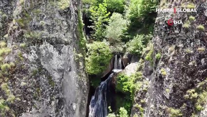 Üzerinden yol geçen şelale yolculuk yapanların ilgi odağı oldu