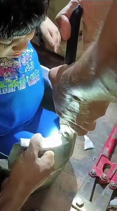 Viral Video :  சிறு பாத்திரத்தில் சிக்கிய சிறுவன்! பாத்திரத்தை வெட்டி எடுத்து சிறுவனை மீட்ட தீயணைப்பு துறை! 