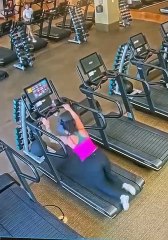 Une femme déshabillée par son tapis de course