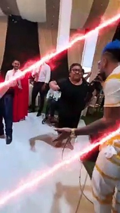 ¡Esa es la actitud, la vida es una sola! Mujer sorprende con sus peculiares pasos de salsa