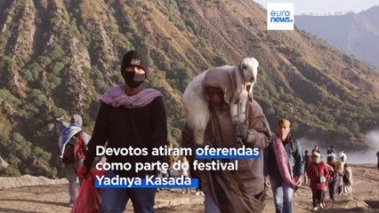 Topo de vulcão ativo é cenário de cerimónia religiosa hindu
