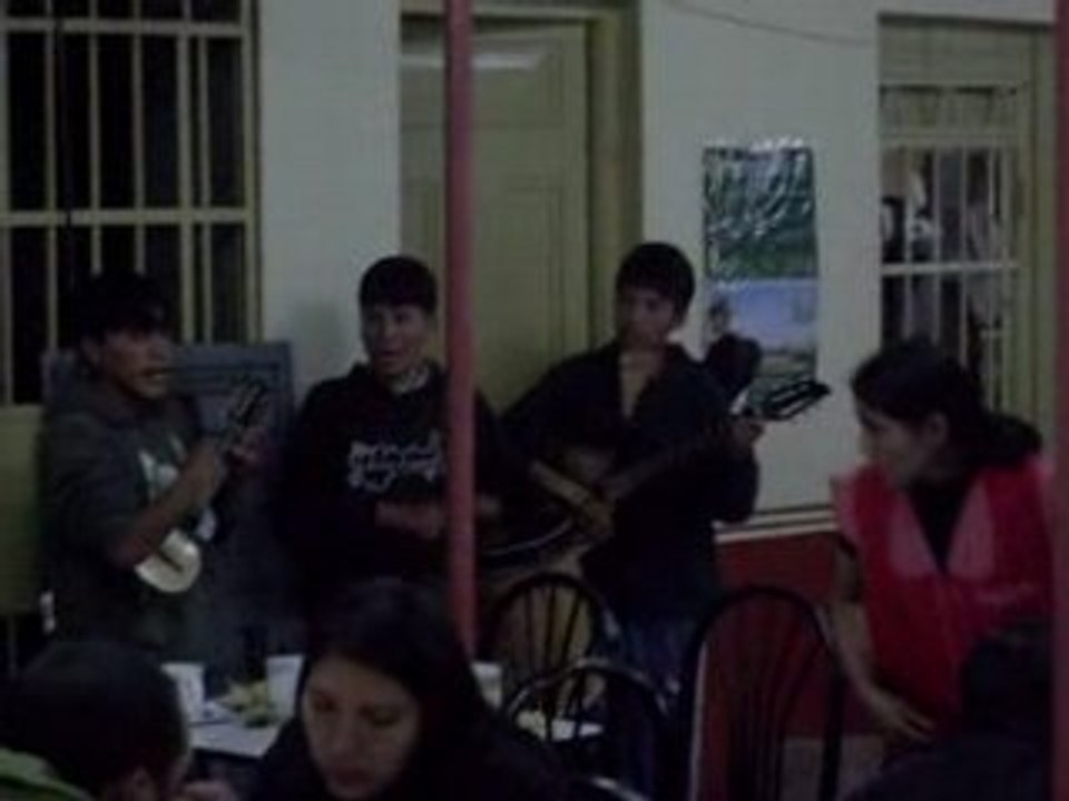 groupe de musique dans un restau a Huancayo
