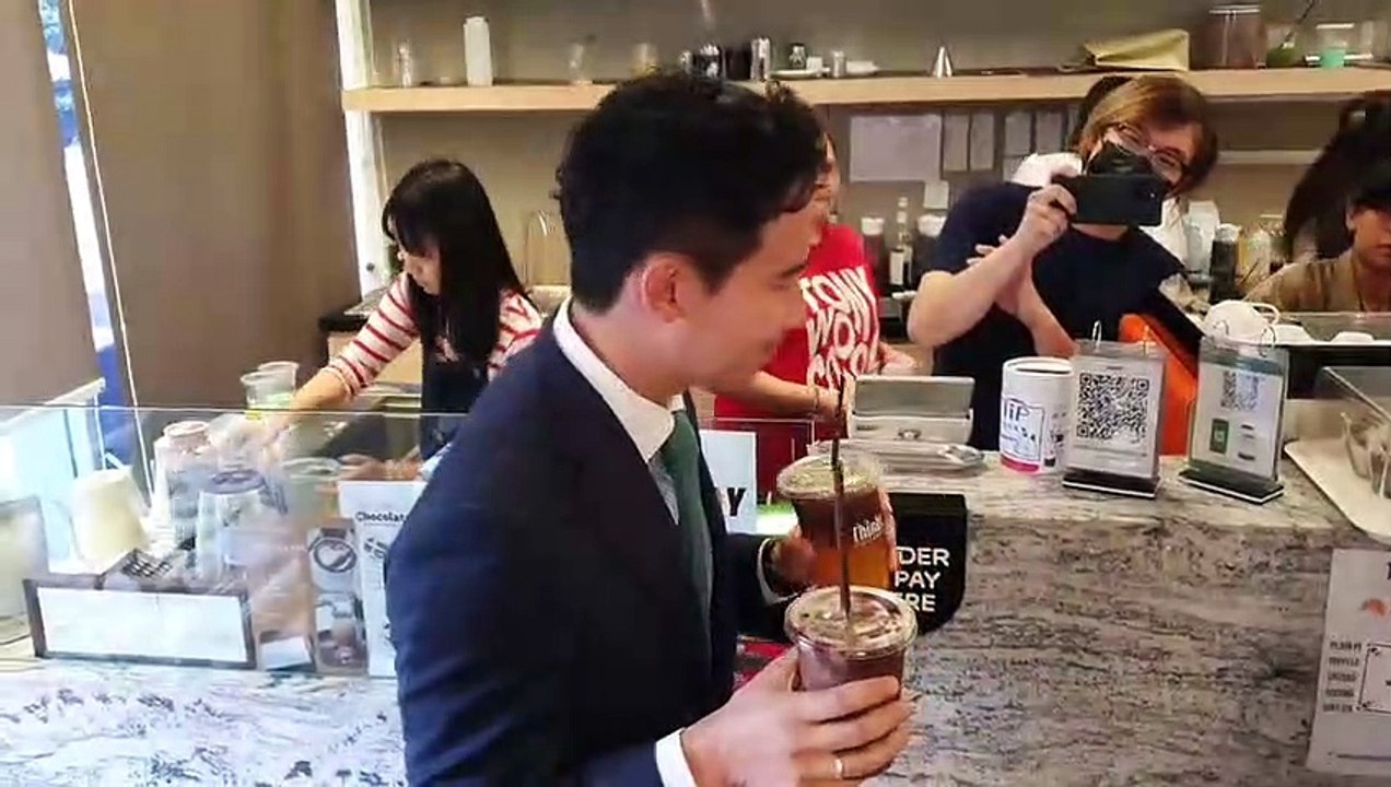 พิธา ลิ้มเจริญรัตน์ หัวหน้าพรรคก้าวไกล แวะชิมเค...