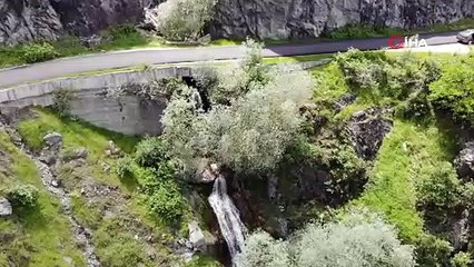 Üzerinden yol geçen şelale yolculuk yapanların uğrak noktası oluyor