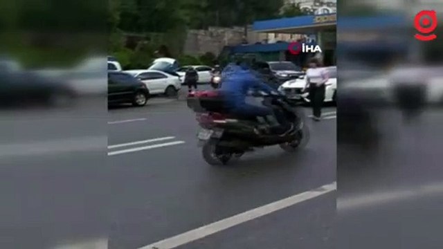 Trafiği durdurup yardım etmek istedi, karganın saldırısına uğradı