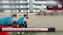 Sivas'ta okul bahçesi sular altında kaldı, öğrenciler birbirini sırtladı