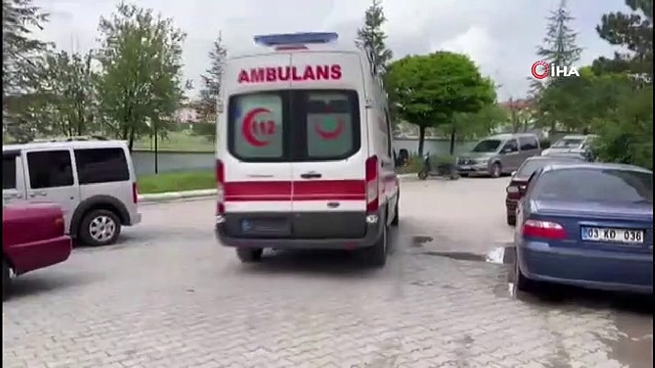 Otomobilin çarptığı motosikletteki 2 genç metrelerce öteye böyle savruldu