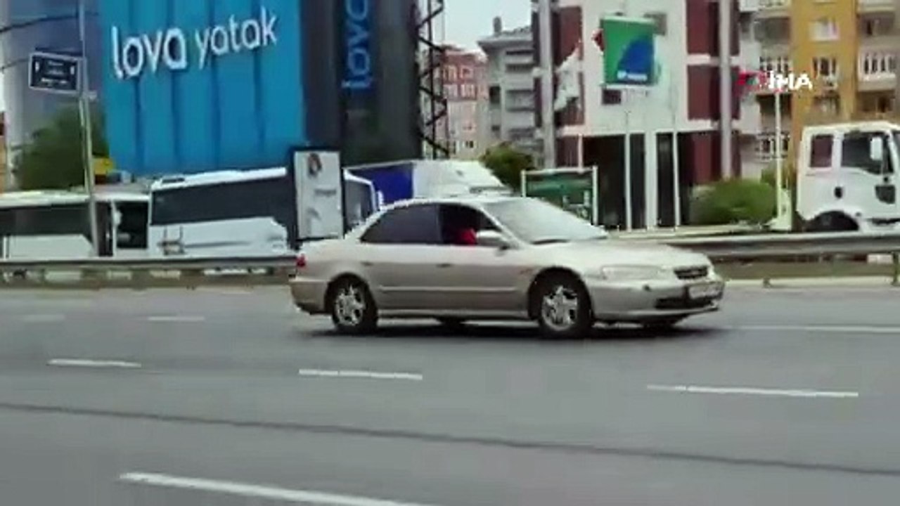 E-5’te akıl almaz görüntü! Sürücünün yaptığını görenler şaşkına döndü