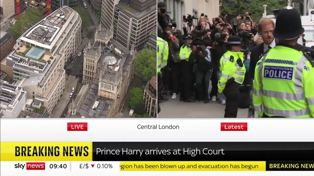 Le prince Harry est arrivé ce matin devant la Haute Cour de Londres pour témoigner contre un tabloïd accusé de piratage de messageries téléphoniques