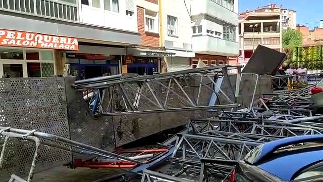 Un andamio cae sobre coches aparcados en Juan XXIII