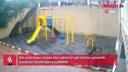 Samsun'da sel sularından kaçma anı kamerada