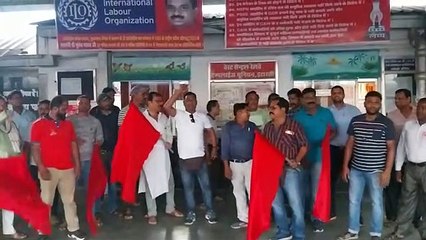 इटारसी स्टेशन लॉबी के सामने रेल कर्मियों ने किया प्रदर्शन