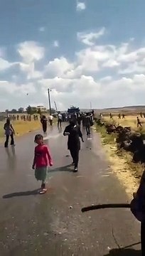 DEDAŞ, elektrik sayalarını direklere çıkardı, tepki gösteren halka jandarma müdahale etti