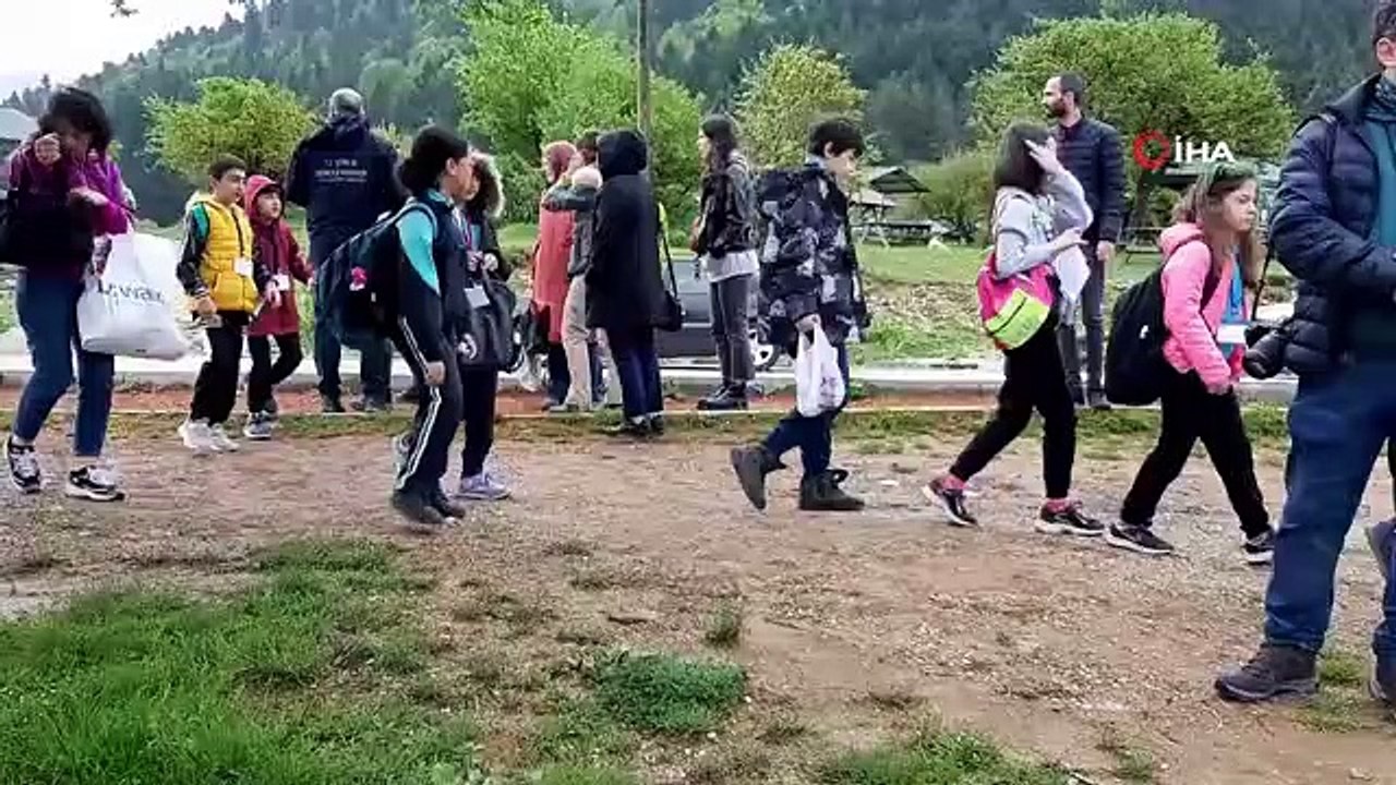 Abant Gölü'ne depremzede 11 ilin isminin bulunduğu çelenk bırakıldı