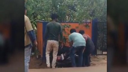 ಸಾಗರ: ಬೀದಿ ಗೂಳಿ ಹಾವಳಿ – ಬೀದಿಯಲ್ಲಿದ್ದ ವಸ್ತುಗಳೆಲ್ಲಾ ಚೆಲ್ಲಾಪಿಲ್ಲಿ!