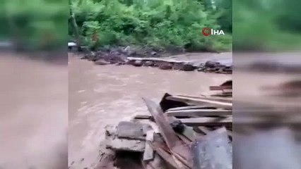 Tokat'ta sağanak yağış sonrası 5 mahalleye ulaşım sağlayan yol göle döndü