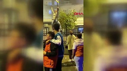 Des hommes armés paniquent à la fête d'adieu militaire