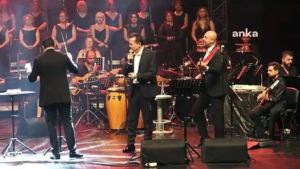 Download Video: Le maire de Mersin Yenişehir, Abdullah Özyiğit, est monté sur scène lors du concert de solidarité