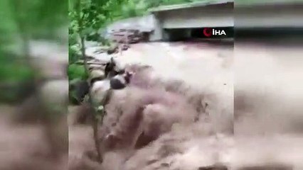 Après les fortes pluies à Tokat, la route qui permet d'accéder à 5 quartiers s'est transformée en lac.