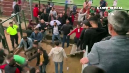 Sportmenliğe yakışmayan anlar! Tellere çıkan futbolcu, çivili kramponla taraftara böyle tekme attı