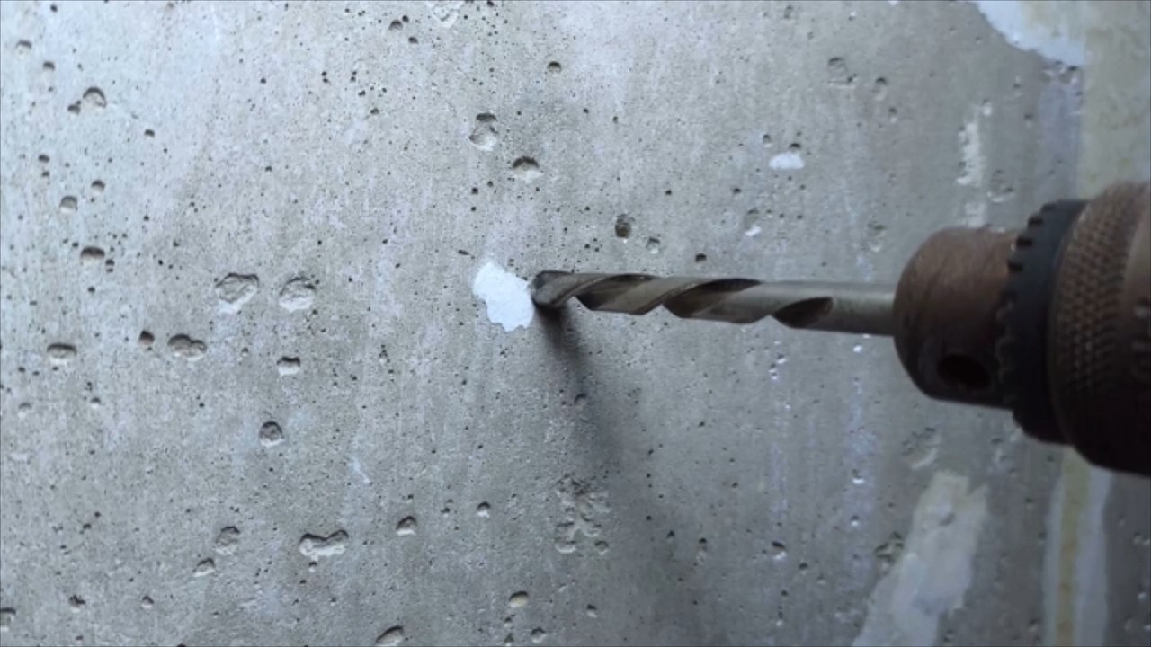 Mann bohrt in eingemauerte patrone: wand explodiert!