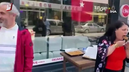 Cumhurbaşkanı Erdoğan'ın zaferini 25 kilo baklava dağıtarak kutladı