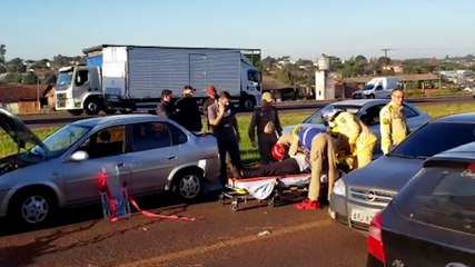 Mulher fica ferida após colisão entre carros na rodovia BR-277