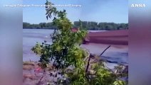 Attacco a diga a Nova Kakhovka: case trascinate dall'acqua