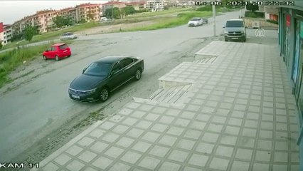 Bisikletle son hız giden çocuk çarptığı römorkun içine düştü