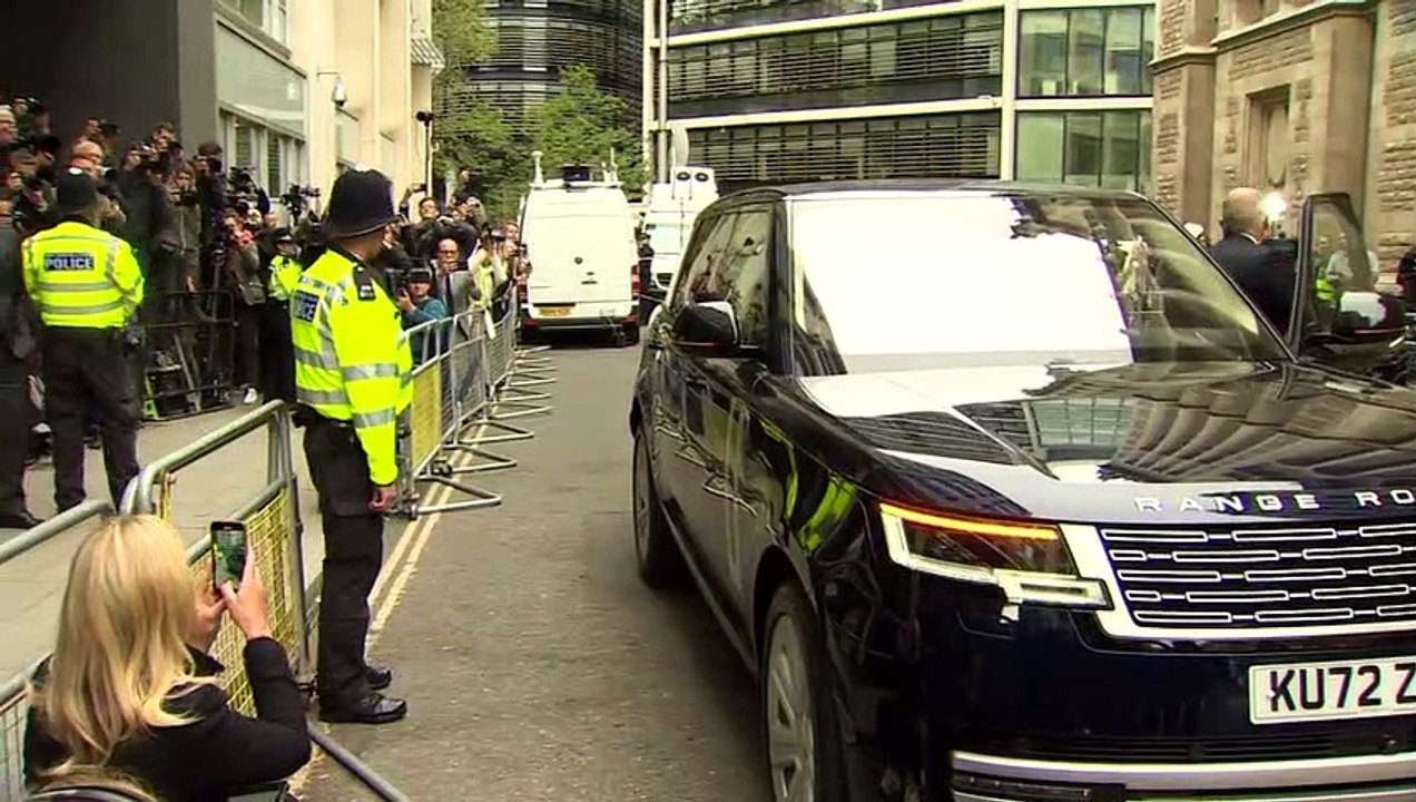 Harry enters court to give evidence against The Mirror