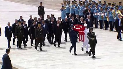 Cumhurbaşkanı Erdoğan, Yeni Kabine Üyeleriyle Birlikte Anıtkabir'i Ziyaret Etti
