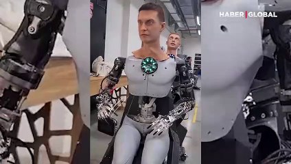 Gerçekçi yüz tasarımına sahip robot izleyenleri şaşırttı
