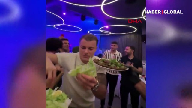 Futbolculara tek tek yedirdi... Murat Sancak’tan çiğ köfteli, pastalı sezon finali kutlaması