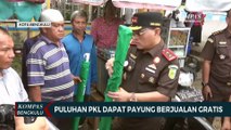Puluhan PKL Dapat Payung Berjualan Gratis