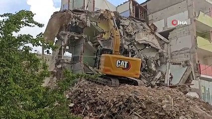 Ağır hasarlı binanın yıkımı sırasında operatör yaralandı