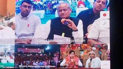 पांच सौ में सिलेंडर लेने के लिए नए जुड़ने वालों की उमड़ पड़ी भीड़