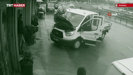 Aküsü değiştirilen kamyonete otomobil çarptı, işçiler yola savruldu