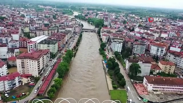 Terme Çayı taştı, sel suları pazar yerini 2 metre havaya kaldırdı