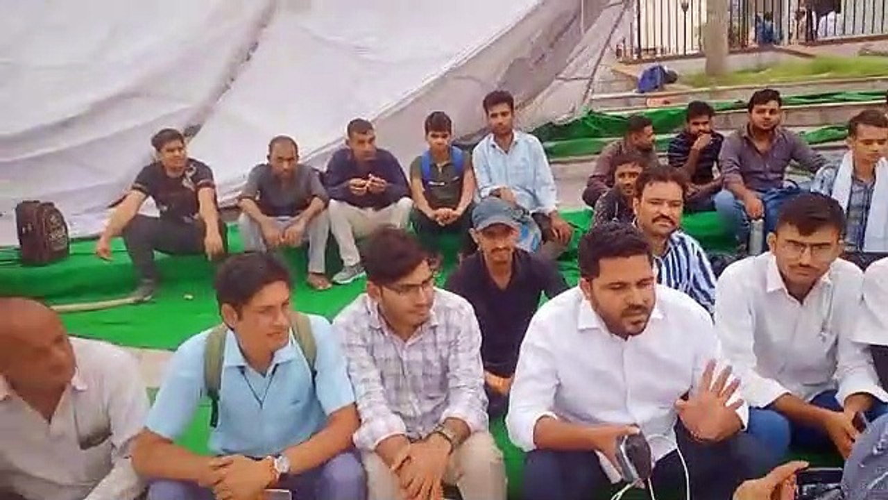 अध्यापक भर्ती में पद बढ़ाने की मांग, अभ्यर्थियो...