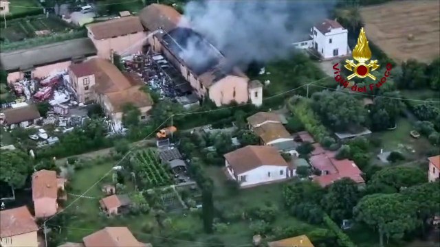 Portoferraio (Isola d'Elba), azienda distrutta dalle fiamme