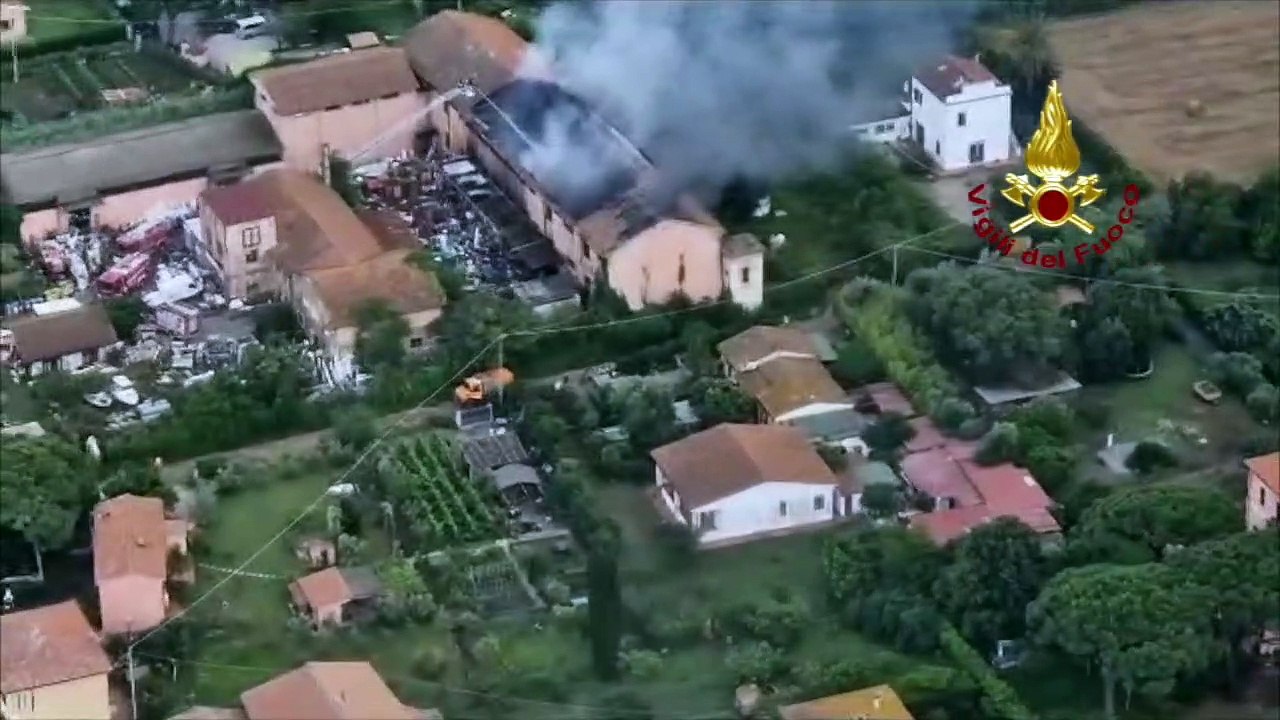 Portoferraio (Isola d'Elba), azienda distrutta dalle fiamme