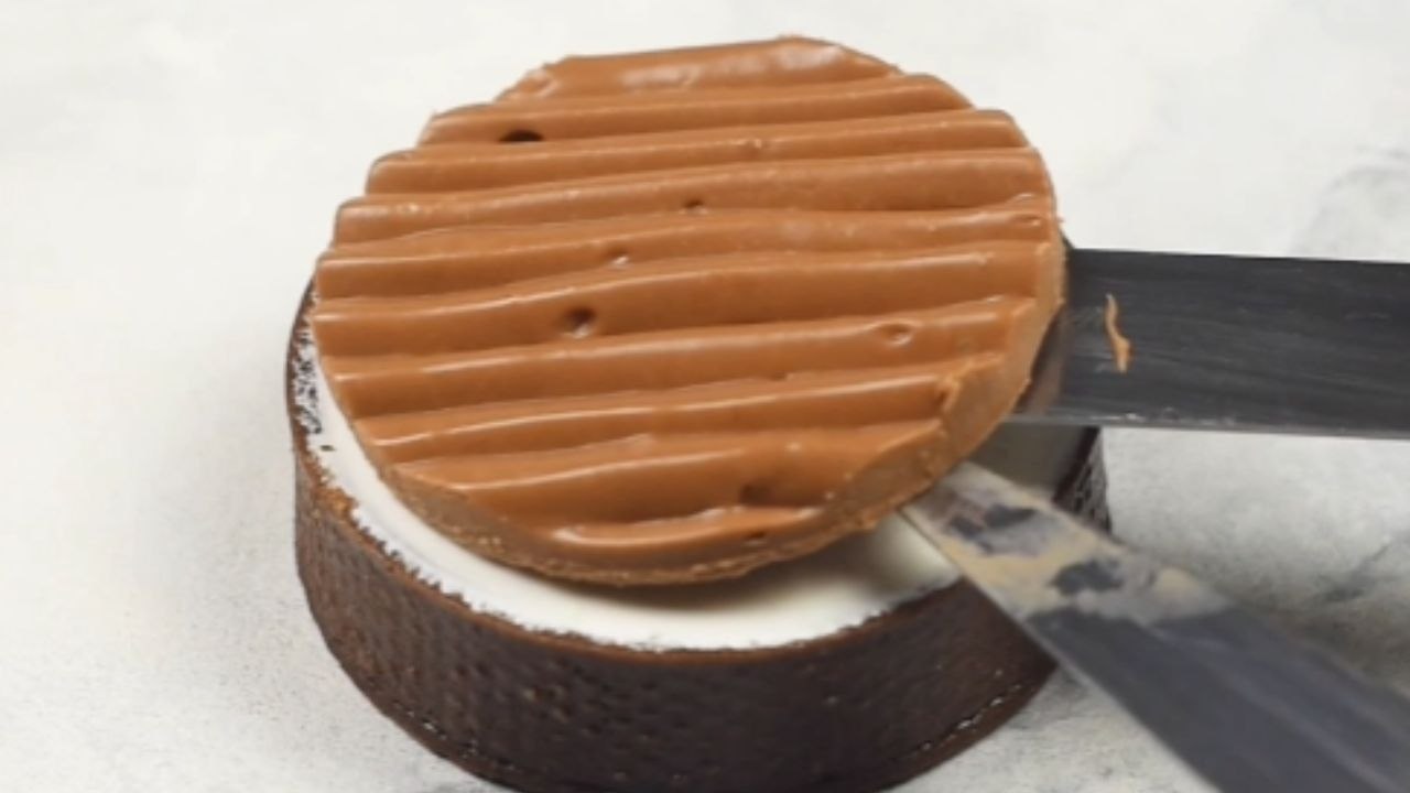 Pastry Chef recreates bounty chocolate bar tart with coconut praliné