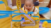Ördekli oyuncağı karşısında şaşıran bebeğin tepkileri sosyal medyayı salladı