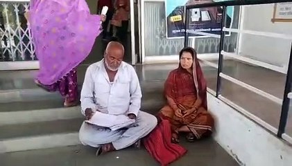 Télécharger la video: न्याय की मांग को लेकर दर दर भटक रहा विकलांग, सुनवाई नही होने पर सहपत्नी बैठा कलेक्टर की सीढिय़ों पर