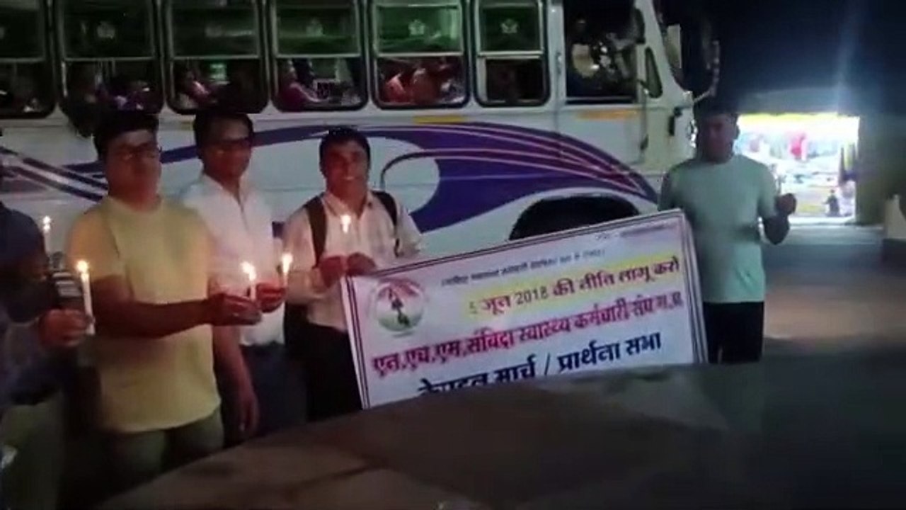 एक हाथ में उम्मीद और एक हाथ में आक्रोश का कैंडल मार्च