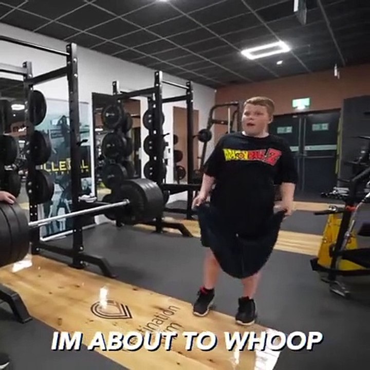 Ce jeune sait comment battre un champion de catch - David contre Goliath