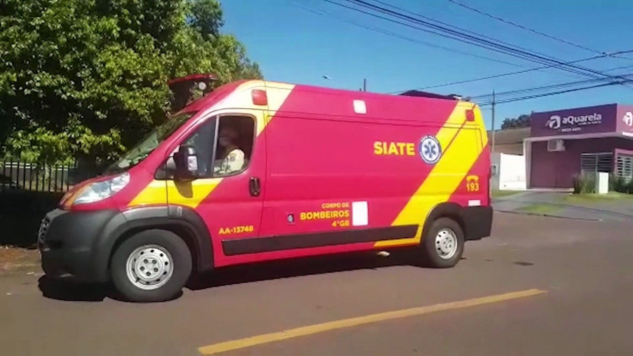 Adolescente é atropelada por caminhão e tem lesão grave na perna