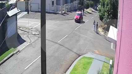 Câmera flagra adolescente sendo atropelada por caminhão